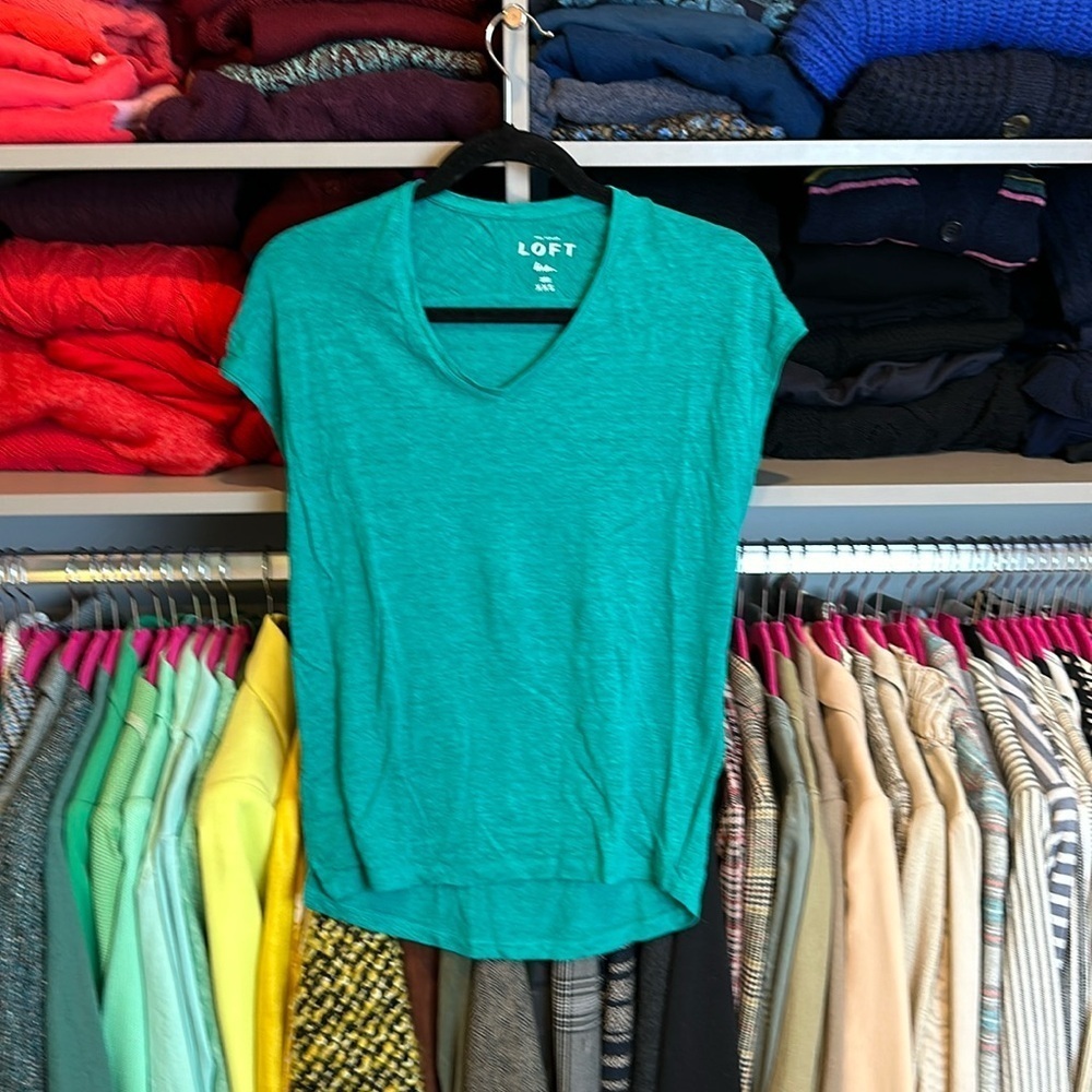 Loft 100% linen green v neck top size XXS